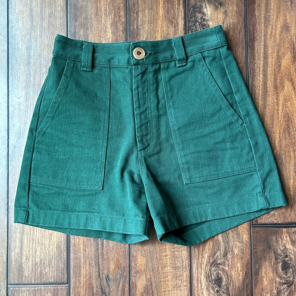 Beaton Linen Utility Shorts in Forest Green